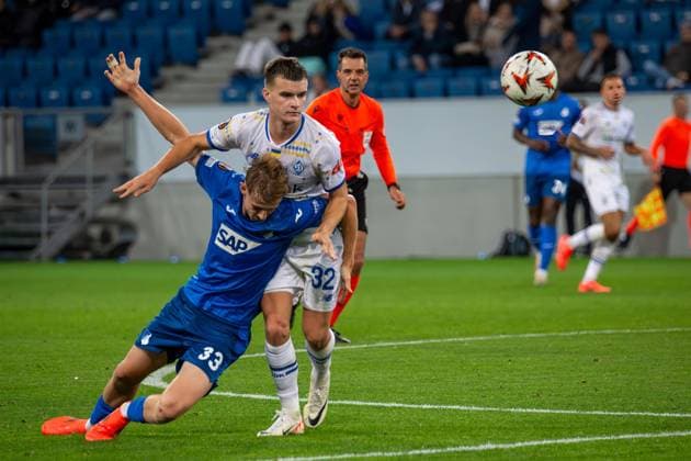 Fußball UEFA Europa League, Saison 2024 25, 2. Spieltag: TSG Hoffenheim gegen Dynamo Kiew. Bild: Foulspiel von Taras Mykhavko (32, Kiew) and Max Moerstedt (33, Hoffenheim) Copyright: xUdoxHerrmannx