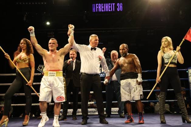 Sport Themen der Woche KW40 Sport Bilder des Tages Boxen: Boxen im Norden, Hamburg, 03.10.2024 WBF-Weltmeisterschaft: Angelo Europa Frank (GER) - Orlen Padilla (COL) *** Boxing Boxing in the North, Hamburg, 03 10 2024 WBF World Championship Angelo Europa Frank GER Orlen Padilla COL