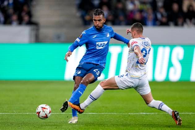 v.li.: Kevin Akpoguma (Hoffenheim, 25), Vladyslav Kabaiev (FC Dynamo Kyiv, 22), Zweikampf, Spielszene, Duell, duel, tackle, tackling, Dynamik, Action, Aktion, 03.10.2024, Sinsheim (Deutschland), Fussball, UEFA Europa League, Gruppenphase, TSG 1899 Hoffenheim - Dynamo Kiew, 03.10.2024, Sinsheim (Deutschland), Fussball, UEFA Europa League, Gruppenphase, TSG 1899 Hoffenheim - Dynamo Kiew, DFB DFL REGULATIONS PROHIBIT ANY USE OF PHOTOGRAPHS AS IMAGE SEQUENCES AND OR QUASI-VIDEO.