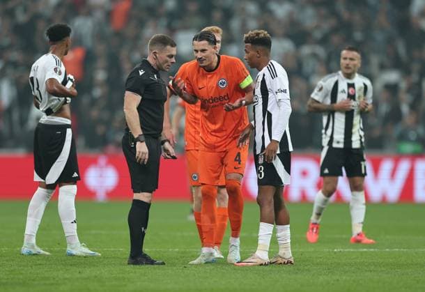 03.10.2024, Fussball UEFA Europa League, Besiktas JK Istanbul - Eintracht Frankfurt, emonline, emspor, v.l., Schiedsrichter John Beaton (SCO) im Dialog mit Robin Koch (Eintracht Frankfurt) DFL DFB REGULATIONS PROHIBIT ANY USE OF PHOTOGRAPHS AS IMAGE SEQUENCES AND OR QUASI-VIDEO. xdcx Copyright: HMBxMedia