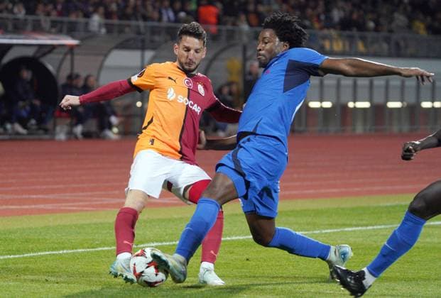 03.10.2024, Riga, Latvia. Latvia™s RFS Cedric Kouadio, right, and Turkey™s Galatasaray Yunus Akgün during UEFA Europa League game in Riga, Latvia, Oct. 3, 2024. Foto: Roman Koksarov Riga Latvia Copyright: xRomanxKoksarovx soc_rfs20241003rk111.JPG