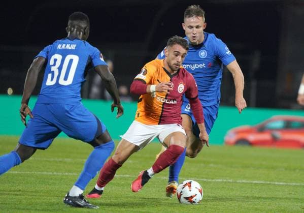03.10.2024, Riga, Latvia. Latvia™s RFS Haruna Rasid Njie, left, and JÄnis Ikaunieks, right, and Turkey™s Galatasaray Yunus Akgün during UEFA Europa League game in Riga, Latvia, Oct. 3, 2024. Foto: Roman Koksarov Riga Latvia Copyright: xRomanxKoksarovx soc_rfs20241003rk164.JPG