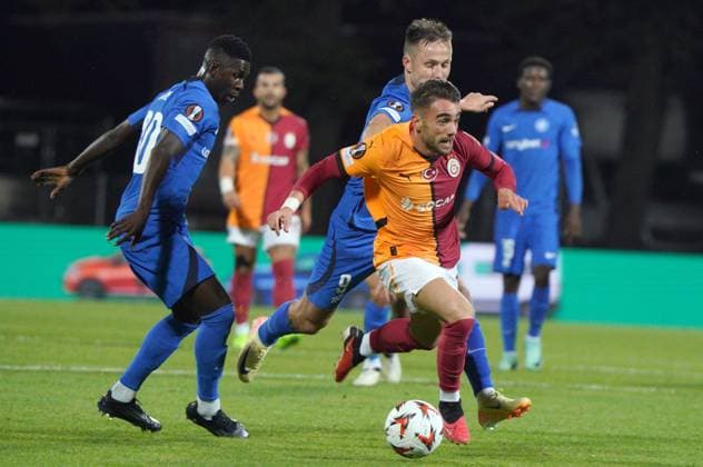 03.10.2024, Riga, Latvia. Latvia™s RFS Haruna Rasid Njie, left, and JÄnis Ikaunieks, right, and Turkey™s Galatasaray Yunus Akgün during UEFA Europa League game in Riga, Latvia, Oct. 3, 2024. Foto: Roman Koksarov Riga Latvia Copyright: xRomanxKoksarovx soc_rfs20241003rk164.JPG