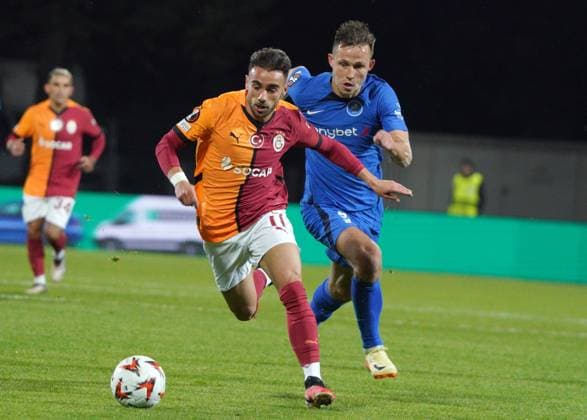 03.10.2024, Riga, Latvia. Latvia™s RFS JÄnis Ikaunieks, right, and Turkey™s Galatasaray Yunus Akgün during UEFA Europa League game in Riga, Latvia, Oct. 3, 2024. Foto: Roman Koksarov Riga Latvia Copyright: xRomanxKoksarovx soc_rfs20241003rk164.JPG
