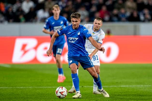 v.li.: Tom Bischof (Hoffenheim, 7), Mykola Mykhailenko (FC Dynamo Kyiv, 91), Zweikampf, Spielszene, Duell, duel, tackle, tackling, Dynamik, Action, Aktion, 03.10.2024, Sinsheim (Deutschland), Fussball, UEFA Europa League, Gruppenphase, TSG 1899 Hoffenheim - Dynamo Kiew, 03.10.2024, Sinsheim (Deutschland), Fussball, UEFA Europa League, Gruppenphase, TSG 1899 Hoffenheim - Dynamo Kiew, DFB DFL REGULATIONS PROHIBIT ANY USE OF PHOTOGRAPHS AS IMAGE SEQUENCES AND OR QUASI-VIDEO.