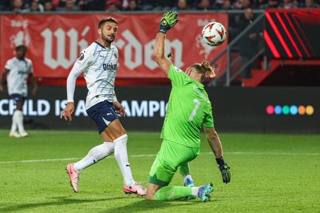 UEFA Europa League - 24 25 - FC Twente Enschede - Fenerbahce Istanbul am 03.10.2024 im im De Grolsch Veste in Enschede Dusan Tadic (Fenerbahce 10) erzielt gegen Torwart Goalkeeper Lars Unnerstall (Twente 1) das Tor zum 1 zu 1
