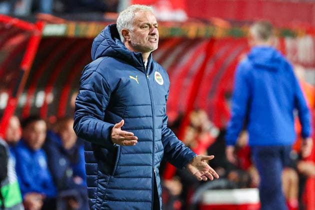UEFA Europa League - 24 25 - FC Twente Enschede - Fenerbahce Istanbul am 03.10.2024 im im De Grolsch Veste in Enschede Trainer Coach Jose Mourinho gestikuliert