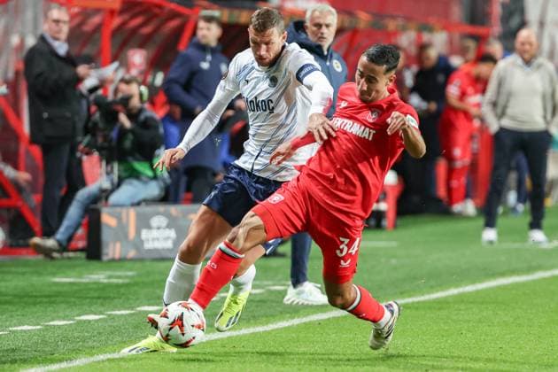 UEFA Europa League - 24 25 - FC Twente Enschede - Fenerbahce Istanbul am 03.10.2024 im im De Grolsch Veste in Enschede Edin Dzeko (Fenerbahce 9) gegen Anass Salah-Eddine (Twente 34)