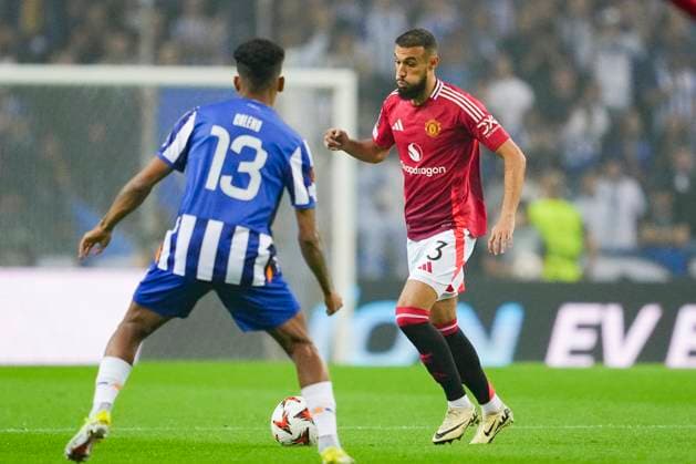 Estadio do Dragao PORTO, PORTUGAL - OCTOBER 3: Noussair Mazraoui of Manchester Utd. (R) plays against Wenderson Galeno of FC Porto (L) during the UEFA Europa League 2024 25 League Phase Matchday 2 match between FC Porto and Manchester United, ManU at Estadio do Dragao on October 03, 2024 in Porto, Portugal. (Photo by Pedro Loureiro SPP) (Pedro Loureiro SPP) Copyright: xPedroxLoureiro SPPx spp-en-PeLo-RC4_PED_Porto_ManchesterUtd_03Oct2024_PT038