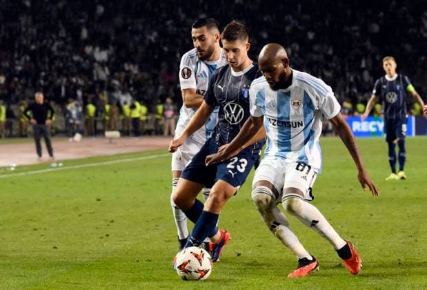 (241004) -- BAKU, Oct. 4, 2024 -- Kevin Medina (R) of Qarabag vies with Lasse Berg Johnsen (C) of Malmo during a UEFA Europa League match between Qarabag and Malmo in Baku, Azerbaijan, Oct. 3, 2024. (Photo by Tofik Babayev Xinhua) (SP)AZERBAIJAN-BAKU-FOOTBALL-UEFA EUROPA LEAGUE-QARABAG VS MALMO ZhongxZhong 