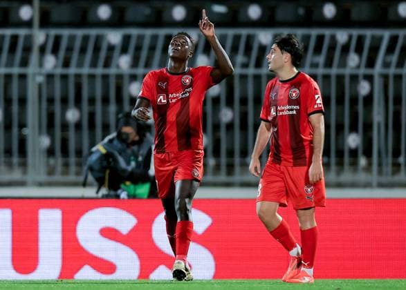 (241004) -- BELGRADE, Oct. 4, 2024 -- FC Midtjylland s Dju Franculino (L) celebrates goal during a UEFA Europa League football match match between Maccabi Tel Aviv and FC Midtjylland in Belgrade, Serbia, Oct. 3, 2024. (Photo by Xinhua) (SP)SERBIA-BELGRADE-FOOTBALL-UEFA EUROPA LEAGUE-MACCABI VS MIDTJYLLAND PredragxMilosavljevic 
