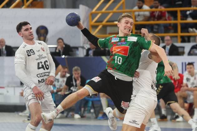 Sport Themen der Woche KW40 Sport Bilder des Tages (241004) -- CAIRO, Oct. 4, 2024 -- Kristjansson Gisli (C) of SC Magdeburg shoots during the 17th IHF Men s Club World Championship, WM, Weltmeisterschaft 2024 final match between SC Magdeburg of Germany and Veszprem HC of Hungary in Cairo, Egypt, Oct. 3, 2024. ) (SP)EGYPT-CAIRO-HANDBALL-IHF MEN S CLUB WORLD CHAMPIONSHIPS AhmedxGomaa 