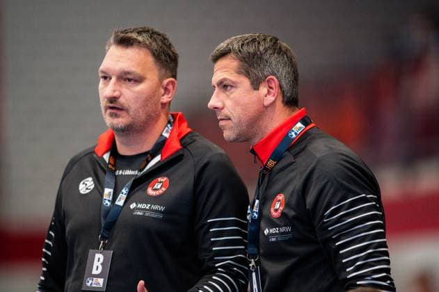 02.10.2024 - Handball, 2024 2025, DHB-Pokal, 2. Runde, TuS N-Lübbecke - SC DHfK Leipzig: (L-R) Sebastian Redeker (Interimstrainer und Co-Trainer - Lübbecke), Rolf Hermann (Sportlicher Leiter - Lübbecke)
