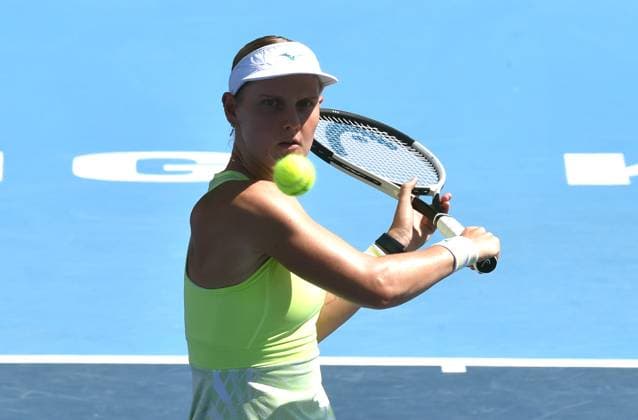 (241004) -- HONG KONG, Oct. 4, 2024 -- Suzan Lamens hits a return during the women s singles quarterfinal match between Varvara Gracheva of France and Suzan Lamens of the Netherlands at WTA, Tennis Damen Hong Kong 125 Open tennis tournament in Hong Kong, south China, Oct. 4, 2024. (Photo by Xinhua) (SP)CHINA-HONG KONG-TENNIS-WTA 125-WOMEN S SINGLES(CN) LoxPingxFai 
