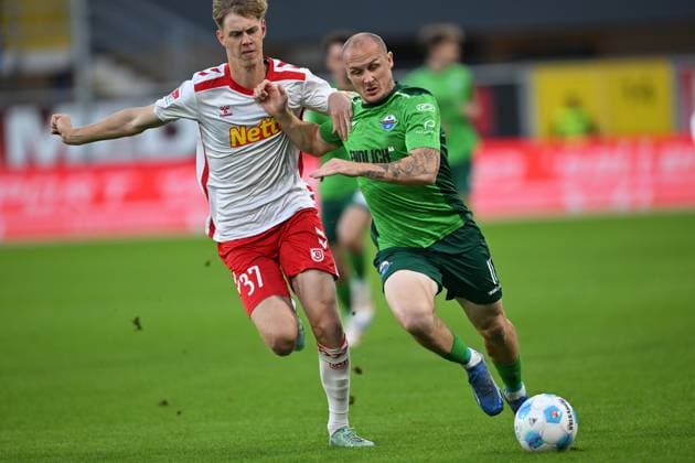 Paderborn, Home Deluxe Arena, 04.10.24, GER, Herren, 2.Bundesliga, Saison 2024-2025, SC Paderborn 07 - SSV Jahn Regensburg Bild: v.li. im Zweikampf Leopold WURRM (Regensburg) und Sven MICHEL (Paderborn) Only for editorial use! DFL regulations prohibit any use of photographs as image sequences and or quasi-video. NRW Deutschland