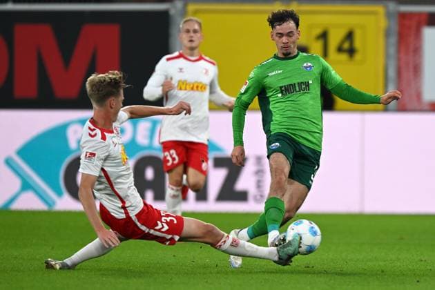 Paderborn, Home Deluxe Arena, 04.10.24, GER, Herren, 2.Bundesliga, Saison 2024-2025, SC Paderborn 07 - SSV Jahn Regensburg Bild: v.li. im Zweikampf Leopold WURRM (Regensburg) und Aaron ZEHNTER (Paderborn) Only for editorial use! DFL regulations prohibit any use of photographs as image sequences and or quasi-video. NRW Deutschland