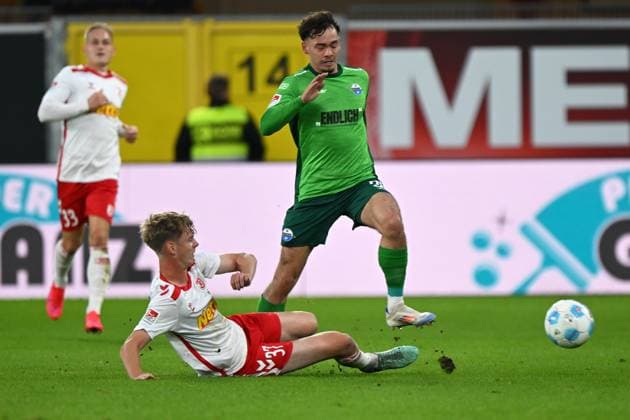 Paderborn, Home Deluxe Arena, 04.10.24, GER, Herren, 2.Bundesliga, Saison 2024-2025, SC Paderborn 07 - SSV Jahn Regensburg Bild: v.li. im Zweikampf Leopold WURRM (Regensburg) und Aaron ZEHNTER (Paderborn) Only for editorial use! DFL regulations prohibit any use of photographs as image sequences and or quasi-video. NRW Deutschland