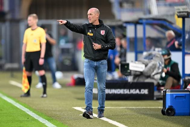 Paderborn, Home Deluxe Arena, 04.10.24, GER, Herren, 2.Bundesliga, Saison 2024-2025, SC Paderborn 07 - SSV Jahn Regensburg Bild: Trainer Jo ENOCHS (Regensburg) Only for editorial use! DFL regulations prohibit any use of photographs as image sequences and or quasi-video. NRW Deutschland