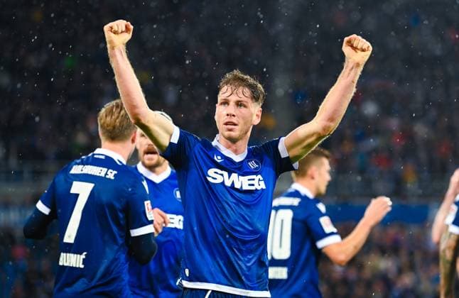 Leon Jensen (Karlsruher SC) bejubelt sein Tor, 2. Bundesliga, Karlsruher SC vs SV Darmstadt 98, BBBank Wildpark am 04. October 2024 in Karlsruhe, Deutschland. (Foto von Silas Schueller DeFodi Images) Leon Jensen (Karlsruher SC) celebrates his goal, 2. Bundesliga, Karlsruher SC vs SV Darmstadt 98, BBBank Wildpark on October 4, 2024 in Karlsruhe, Germany. (Photo by Silas Schueller DeFodi Images) Defodi-738_738_KSCSVD_20241004_196