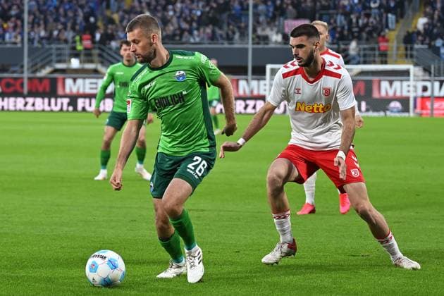 Paderborn, Home Deluxe Arena, 04.10.24, GER, Herren, 2.Bundesliga, Saison 2024-2025, SC Paderborn 07 - SSV Jahn Regensburg Bild: v.li. im Zweikampf Sebastian KLAAS (Paderborn) und Rasim BULIC (Regensburg) Only for editorial use! DFL regulations prohibit any use of photographs as image sequences and or quasi-video. NRW Deutschland