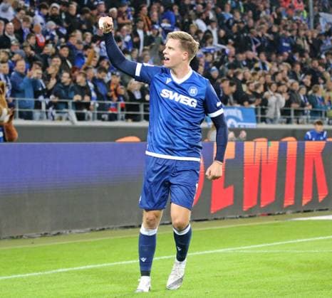04.10.2024, xmohx, Fussball 2.Bundesliga, Karlsruher SC - SV Darmstadt 98 emspor, v.l. Karlsruhe bejubelt das 1-0 durch Dzenis Burnic (DFL DFB REGULATIONS PROHIBIT ANY USE OF PHOTOGRAPHS as IMAGE SEQUENCES and or QUASI-VIDEO) Karlsruhe