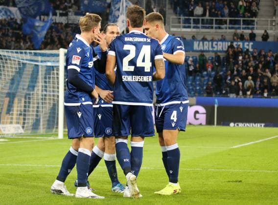 04.10.2024, xmohx, Fussball 2.Bundesliga, Karlsruher SC - SV Darmstadt 98 emspor, v.l. Karlsruhe bejubelt das 1-0 durch Dzenis Burnic (DFL DFB REGULATIONS PROHIBIT ANY USE OF PHOTOGRAPHS as IMAGE SEQUENCES and or QUASI-VIDEO) Karlsruhe