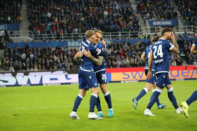04.10.2024, xmohx, Fussball 2.Bundesliga, Karlsruher SC - SV Darmstadt 98 emspor, v.l. Karlsruhe bejubelt das 1-0 durch Dzenis Burnic (DFL DFB REGULATIONS PROHIBIT ANY USE OF PHOTOGRAPHS as IMAGE SEQUENCES and or QUASI-VIDEO) Karlsruhe