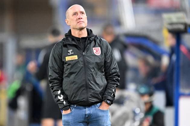 Paderborn, Home Deluxe Arena, 04.10.24, GER, Herren, 2.Bundesliga, Saison 2024-2025, SC Paderborn 07 - SSV Jahn Regensburg Bild: Trainer Jo ENOCHS (Regensburg) Only for editorial use! DFL regulations prohibit any use of photographs as image sequences and or quasi-video. NRW Deutschland