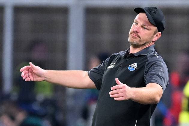 Paderborn, Home Deluxe Arena, 04.10.24, GER, Herren, 2.Bundesliga, Saison 2024-2025, SC Paderborn 07 - SSV Jahn Regensburg Bild: Trainer Lukas KWASNIOK (Paderborn) Only for editorial use! DFL regulations prohibit any use of photographs as image sequences and or quasi-video. NRW Deutschland