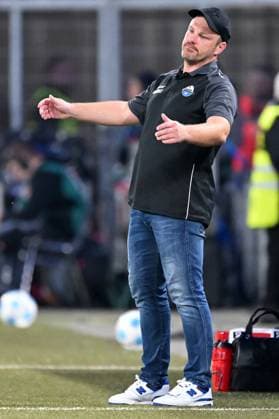 Paderborn, Home Deluxe Arena, 04.10.24, GER, Herren, 2.Bundesliga, Saison 2024-2025, SC Paderborn 07 - SSV Jahn Regensburg Bild: Trainer Lukas KWASNIOK (Paderborn) Only for editorial use! DFL regulations prohibit any use of photographs as image sequences and or quasi-video. NRW Deutschland