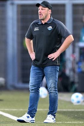 Paderborn, Home Deluxe Arena, 04.10.24, GER, Herren, 2.Bundesliga, Saison 2024-2025, SC Paderborn 07 - SSV Jahn Regensburg Bild: Trainer Lukas KWASNIOK (Paderborn) Only for editorial use! DFL regulations prohibit any use of photographs as image sequences and or quasi-video. NRW Deutschland