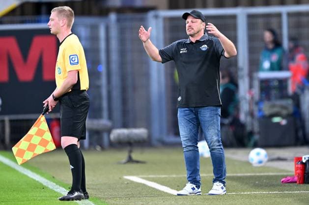 Paderborn, Home Deluxe Arena, 04.10.24, GER, Herren, 2.Bundesliga, Saison 2024-2025, SC Paderborn 07 - SSV Jahn Regensburg Bild: Trainer Lukas KWASNIOK (Paderborn) Only for editorial use! DFL regulations prohibit any use of photographs as image sequences and or quasi-video. NRW Deutschland
