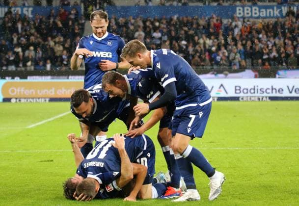 04.10.2024, xmohx, Fussball 2.Bundesliga, Karlsruher SC - SV Darmstadt 98 emspor, v.l. Karslruhe bejubelt durch Leon jensen das 2-1 (DFL DFB REGULATIONS PROHIBIT ANY USE OF PHOTOGRAPHS as IMAGE SEQUENCES and or QUASI-VIDEO) Karlsruhe