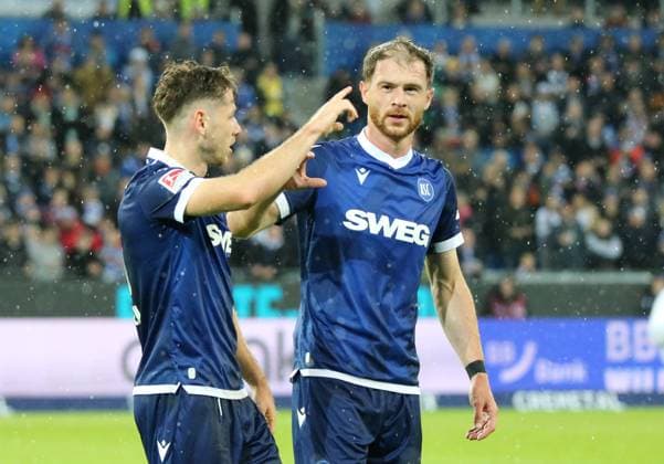 04.10.2024, xmohx, Fussball 2.Bundesliga, Karlsruher SC - SV Darmstadt 98 emspor, v.l. Karslruhe bejubelt durch Leon jensen das 2-1 (DFL DFB REGULATIONS PROHIBIT ANY USE OF PHOTOGRAPHS as IMAGE SEQUENCES and or QUASI-VIDEO) Karlsruhe