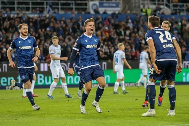 Das 1:0 Dzenis Burnic ( Karlsruher SC, 07) Fabian Schleusener ( Karlsruher SC, 24) Budu Zivzivadze ( Karlsruher SC, 11) Karlsruher SC vs. SV Darmstadt 98, Fussball, 2. Liga, 8. Spieltag, 2024 2025, 04.10.2024 , DFL REGULATIONS PROHIBIT ANY USE OF PHOTOGRAPHS AS IMAGE SEQUENCES AND OR QUASI-VIDEO. Karlsruher SC vs. SV Darmstadt 98, Fussball, 2. Liga, 8. Spieltag, 2024 2025, 04.10.2024 Karlsruhe