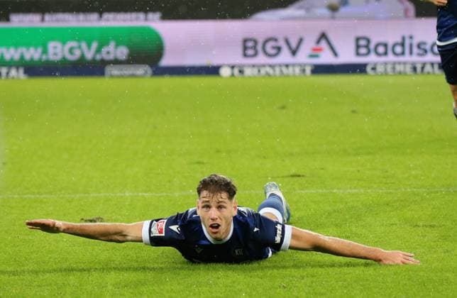 04.10.2024, xmohx, Fussball 2.Bundesliga, Karlsruher SC - SV Darmstadt 98 emspor, v.l. Karslruhe bejubelt durch Leon jensen das 2-1 (DFL DFB REGULATIONS PROHIBIT ANY USE OF PHOTOGRAPHS as IMAGE SEQUENCES and or QUASI-VIDEO) Karlsruhe