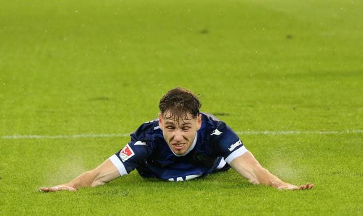 Sport Bilder des Tages 04.10.2024, xmohx, Fussball 2.Bundesliga, Karlsruher SC - SV Darmstadt 98 emspor, v.l. Karslruhe bejubelt durch Leon jensen das 2-1 (DFL DFB REGULATIONS PROHIBIT ANY USE OF PHOTOGRAPHS as IMAGE SEQUENCES and or QUASI-VIDEO) Karlsruhe
