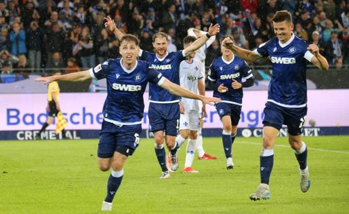 04.10.2024, xmohx, Fussball 2.Bundesliga, Karlsruher SC - SV Darmstadt 98 emspor, v.l. Karslruhe bejubelt das 1-0 durch Dzenis Burnic (DFL DFB REGULATIONS PROHIBIT ANY USE OF PHOTOGRAPHS as IMAGE SEQUENCES and or QUASI-VIDEO) Karlsruhe
