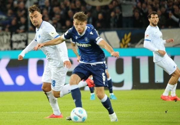 04.10.2024, xmohx, Fussball 2.Bundesliga, Karlsruher SC - SV Darmstadt 98 emspor, v.l. Leon Jensen (Karlsruhe), Aleksandar Vukotic (darmstadt) (DFL DFB REGULATIONS PROHIBIT ANY USE OF PHOTOGRAPHS as IMAGE SEQUENCES and or QUASI-VIDEO) Karlsruhe
