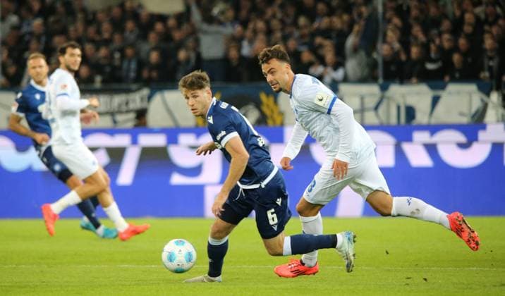 04.10.2024, xmohx, Fussball 2.Bundesliga, Karlsruher SC - SV Darmstadt 98 emspor, v.l. Leon Jensen (Karlsruhe), Aleksandar Vukotic (darmstadt) (DFL DFB REGULATIONS PROHIBIT ANY USE OF PHOTOGRAPHS as IMAGE SEQUENCES and or QUASI-VIDEO) Karlsruhe