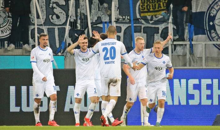 04.10.2024, xmohx, Fussball 2.Bundesliga, Karlsruher SC - SV Darmstadt 98 emspor, v.l. Darmstadt bejubelt das 3-2 durch Kai Klefisch (DFL DFB REGULATIONS PROHIBIT ANY USE OF PHOTOGRAPHS as IMAGE SEQUENCES and or QUASI-VIDEO) Karlsruhe
