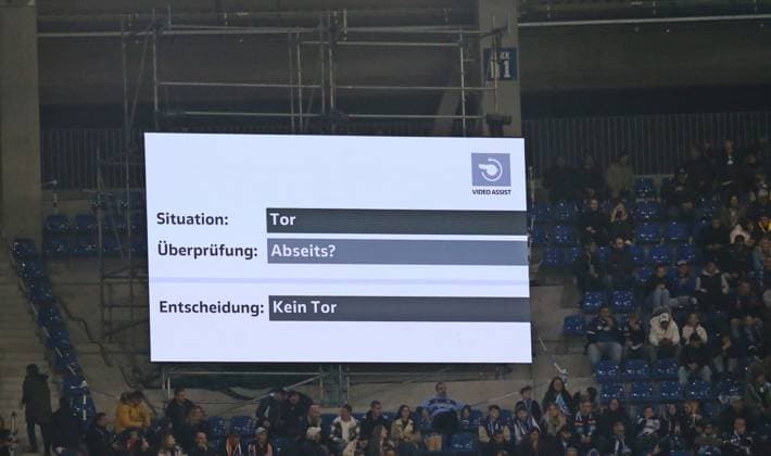 04.10.2024, xmohx, Fussball 2.Bundesliga, Karlsruher SC - SV Darmstadt 98 emspor, v.l. Videobeweis (DFL DFB REGULATIONS PROHIBIT ANY USE OF PHOTOGRAPHS as IMAGE SEQUENCES and or QUASI-VIDEO) Karlsruhe