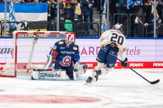 Sport Themen der Woche KW40 Sport Bilder des Tages Jonas Stettmer 1 (Eisbaeren Berlin), Andreas Eder 20 (EHC Red Bull Muenchen), 1:0 Tor, EHC Red Bull Muenchen vs. Eisbaeren Berlin, PENNY DEL, Hauptrunde, Spiel 6, 04.10.2024 Muenchen Bayern Deutschland *** Jonas Stettmer 1 Eisbaeren Berlin , Andreas Eder 20 EHC Red Bull Muenchen , 1 0 Goal, EHC Red Bull Muenchen vs Eisbaeren Berlin, PENNY DEL, Main Round, Game 6, 04 10 2024 Muenchen Bayern Germany Copyright: xkolbert-press UlrichxGamelx