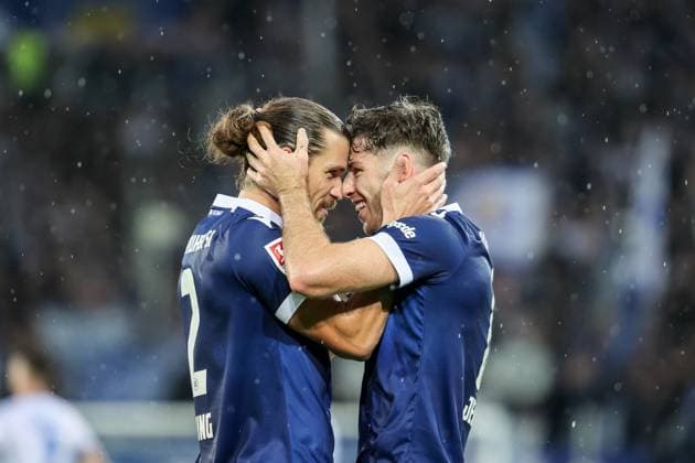 Sport Bilder des Tages Das 2:1 durch Leon Jensen ( Karlsruher SC, 06) Sebastian Jung ( Karlsruher SC, 02) Karlsruher SC vs. SV Darmstadt 98, Fussball, 2. Liga, 8. Spieltag, 2024 2025, 04.10.2024 , DFL REGULATIONS PROHIBIT ANY USE OF PHOTOGRAPHS AS IMAGE SEQUENCES AND OR QUASI-VIDEO. Karlsruher SC vs. SV Darmstadt 98, Fussball, 2. Liga, 8. Spieltag, 2024 2025, 04.10.2024 Karlsruhe