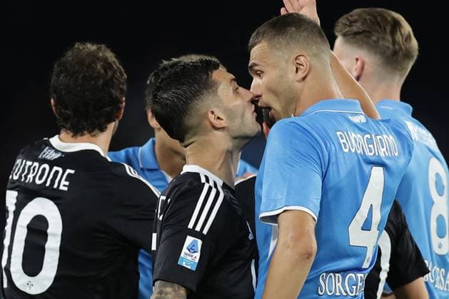 Sport Themen der Woche KW40 Sport Bilder des Tages October 4, 2024, Naples, Milan, Italy: ComooÂ¢Ã‚â‚¬Ã‚â ¢s Brazilian forward Gabriel Strefezza and Napoli s Italian defender Alessandro Buongiorno during the Serie A football match between SSC Napoli vs Como at the Diego Armando Maradona Stadium in Naples, on October 04, 2024. CALCIO - Serie A - SSC Napoli vs Como 1907  - ZUMAs349 20241004_zsa_s349_029 Copyright: xAntonioxBalasco IpaxSportx xIpax
