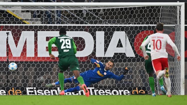 Paderborn, Home Deluxe Arena, 04.10.24, GER, Herren, 2.Bundesliga, Saison 2024-2025, SC Paderborn 07 - SSV Jahn Regensburg Bild: David KINSOMBI (Paderborn) macht das Tor zum 3:0 Only for editorial use! DFL regulations prohibit any use of photographs as image sequences and or quasi-video. NRW Deutschland