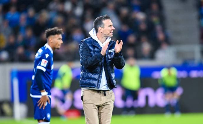 Trainer Christian Eichner (Karlsruher SC) gestikuliert, 2. Bundesliga, Karlsruher SC vs SV Darmstadt 98, BBBank Wildpark am 04. October 2024 in Karlsruhe, Deutschland. (Foto von Silas Schueller DeFodi Images) Trainer Christian Eichner (Karlsruher SC) gestures, 2. Bundesliga, Karlsruher SC vs SV Darmstadt 98, BBBank Wildpark on October 4, 2024 in Karlsruhe, Germany. (Photo by Silas Schueller DeFodi Images) Defodi-738_738_KSCSVD_20241004_243