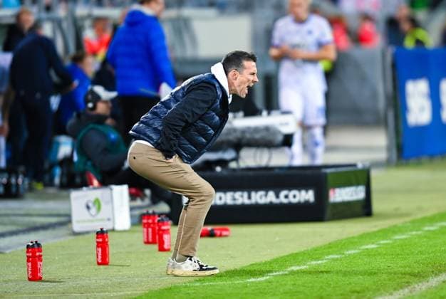 Trainer Christian Eichner (Karlsruher SC) schreit, 2. Bundesliga, Karlsruher SC vs SV Darmstadt 98, BBBank Wildpark am 04. October 2024 in Karlsruhe, Deutschland. (Foto von Silas Schueller DeFodi Images) Trainer Christian Eichner (Karlsruher SC) shouts, 2. Bundesliga, Karlsruher SC vs SV Darmstadt 98, BBBank Wildpark on October 4, 2024 in Karlsruhe, Germany. (Photo by Silas Schueller DeFodi Images) Defodi-738_738_KSCSVD_20241004_247