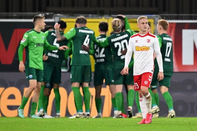 Paderborn, Home Deluxe Arena, 04.10.24, GER, Herren, 2.Bundesliga, Saison 2024-2025, SC Paderborn 07 - SSV Jahn Regensburg Bild: David KINSOMBI (Paderborn) jubelt nach seinem Tor zum 3:0. Kai PROEGER (Regensburg) ist frustriert Only for editorial use! DFL regulations prohibit any use of photographs as image sequences and or quasi-video. NRW Deutschland