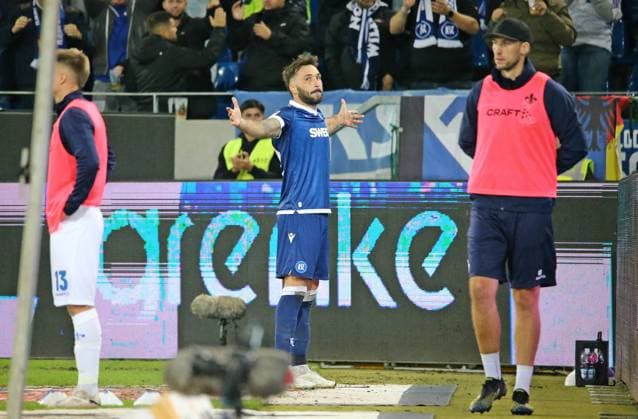 04.10.2024, xmohx, Fussball 2.Bundesliga, Karlsruher SC - SV Darmstadt 98 emspor, v.l. Karlsruhe bejubelt das 3-3 durch Fabian Schleusener (DFL DFB REGULATIONS PROHIBIT ANY USE OF PHOTOGRAPHS as IMAGE SEQUENCES and or QUASI-VIDEO) Karlsruhe